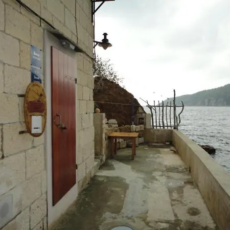 Kod Senke * Komiza