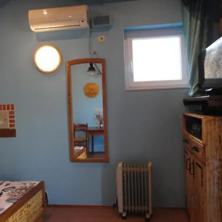 Kod Senke Lägenhet Komiža