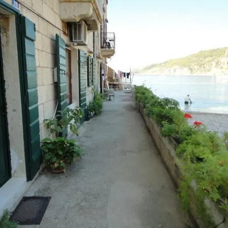 Kod Senke Lägenhet Komiža